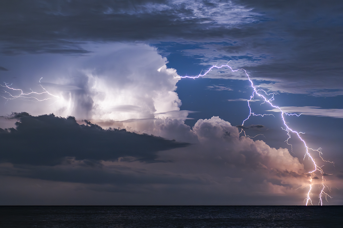 En la costa de Tarragona esta célula de tormenta se formó en el mar y dejó varios rayos impresionantes, destacando este extra-nube colosal. La distancia a la que cae el rayo del núcleo de la tormenta es increible (este tipo de rayos en EEUU se les conoce como "Lightning blue sky" o rayo con cielo azul al caer tan lejos de la tormenta.
