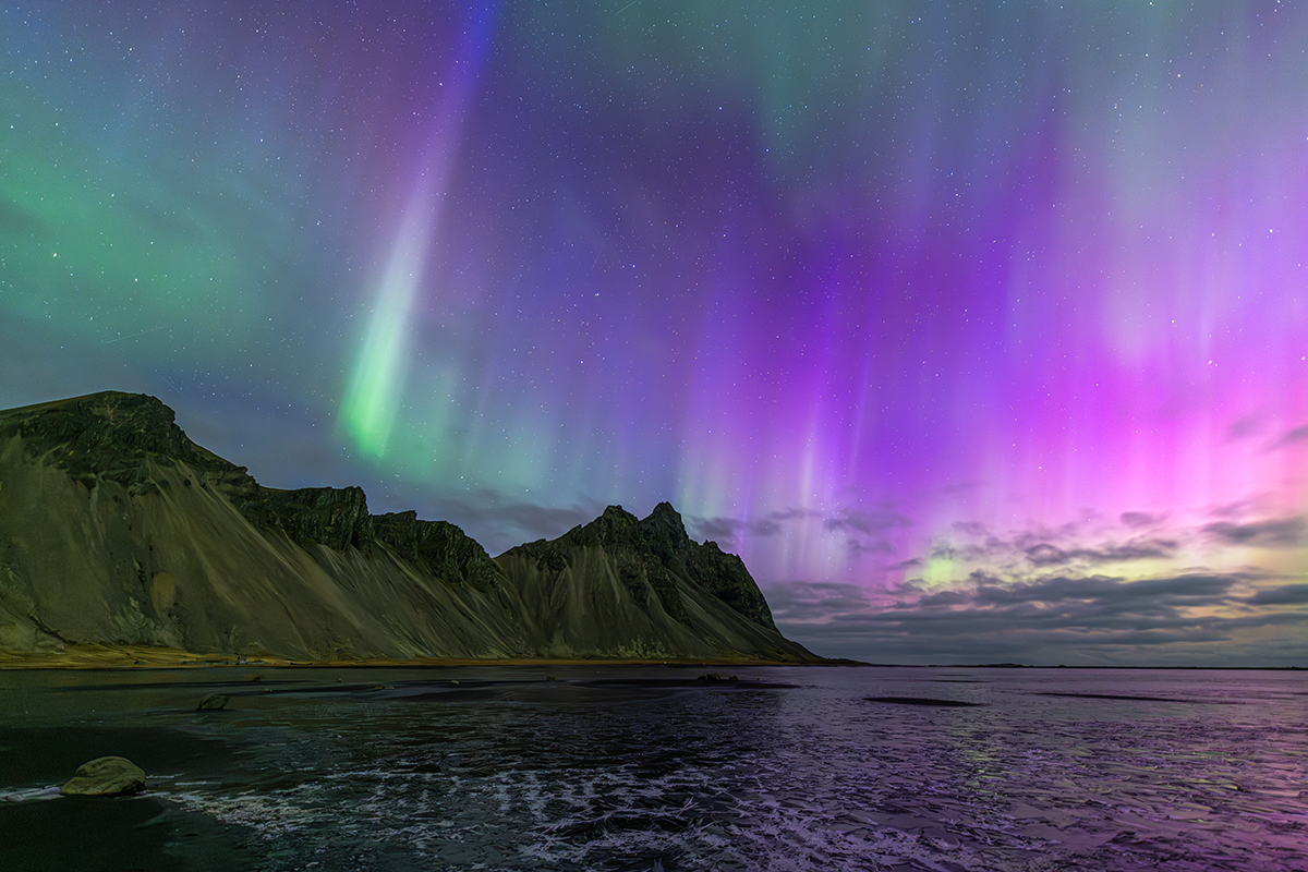 La noche del 6 al 7 de octubre estuve fotografiando la aurora durante horas y horas en una de las mejores sesiones de aurora de mi vida. Ya casi al amanecer esta aurora me sorprendía en la icónica Stokksnes 
El kp era tan elevado que la aurora salía muy al sur

