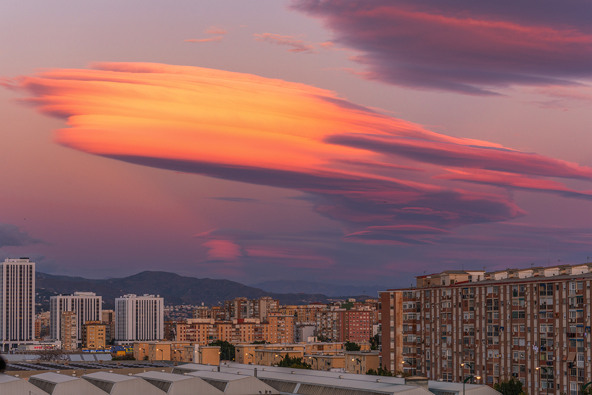 El viento de terral ayuda a la aparición de algunas de las nubes mas espectaculares del genero lenticulares que podemos ver por nuestra zona. Esta nube lenticular enorme se situaba al este de Málaga y estuvo durante varias horas cambiando de forma pero no de posición.
En esta fotografía, tomada ya al atardecer, se pueden apreciar como había tomado varios pisos de altura. Al fondo otras nubes lenticulares ya sobre Sierra Nevada 
