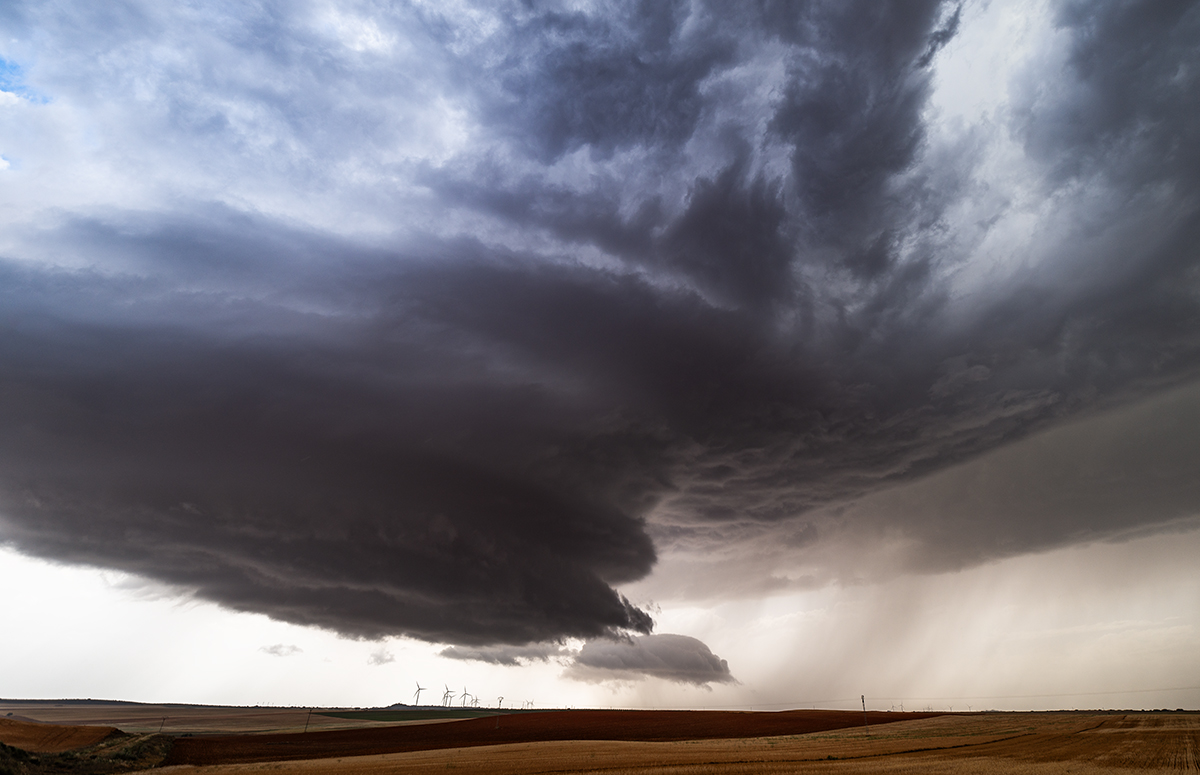 Colosal mesociclón con bandas muy claras de giro cerca de Petrola en Albacete. Este es el resultado de una mesogenesis ciclica con hasta tres mesociclones mudando.
