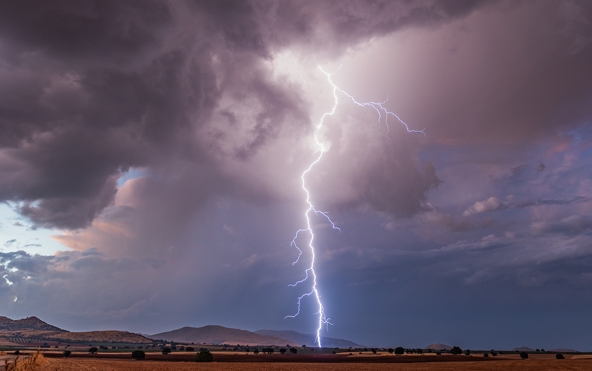 Un rayo cae en el comienzo de un pequeño núcleo de tormenta cuando aún apenas había cortinas de precipitación

