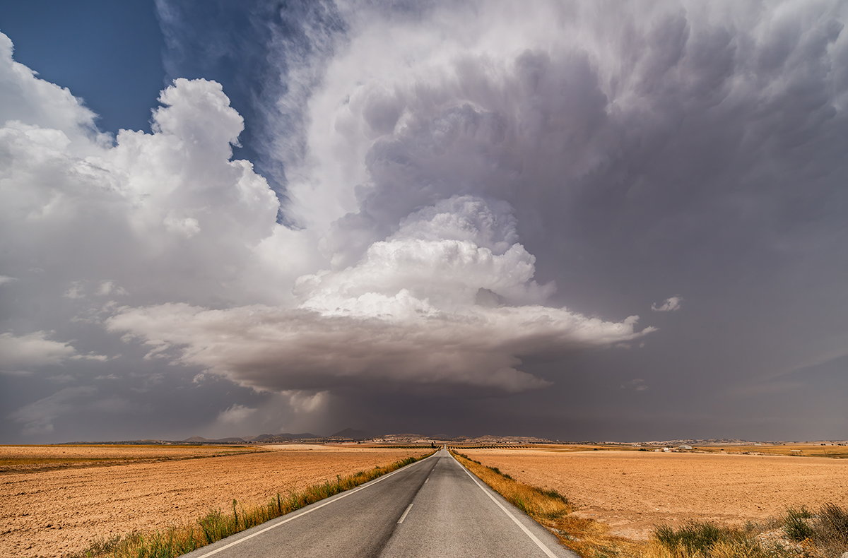 Preciosa supercélula cerca de Topares (Almeria) donde dejó granizo de 6 cm de diámetro. Fue una intensa jornada de caza donde coincidí con varios amigos y en donde pudimos interceptar varias supercélulas. Esta sin duda fue una de las más bonitas debido a lo despejado que está el cielo hacia ella. 
En esta fotografía se puede apreciar perfectamente el mesociclón en niveles bajos y una intensa corriente ascendente inclinada de la supercélula
