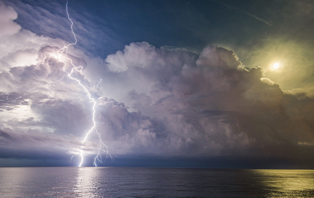 El rayo y la Luna
Preciosa tormenta en la costa catalana, concretamente en la provincia de Barcelona, con mucha actividad eléctrica extranube

