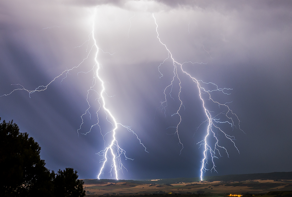Tormenta en Cuenca (TERCER PUESTO FOTOVERANO'2021)
Espectacular noche con una tormenta muy eléctrica que se acercó desde el Oeste hacia la ciudad de Cuenca. Finalmente la esquivó por poco por el Sur pero los rayos fueron impresionantes
Álbumes del atlas: zfv21 z_top10trim_rys rayos
