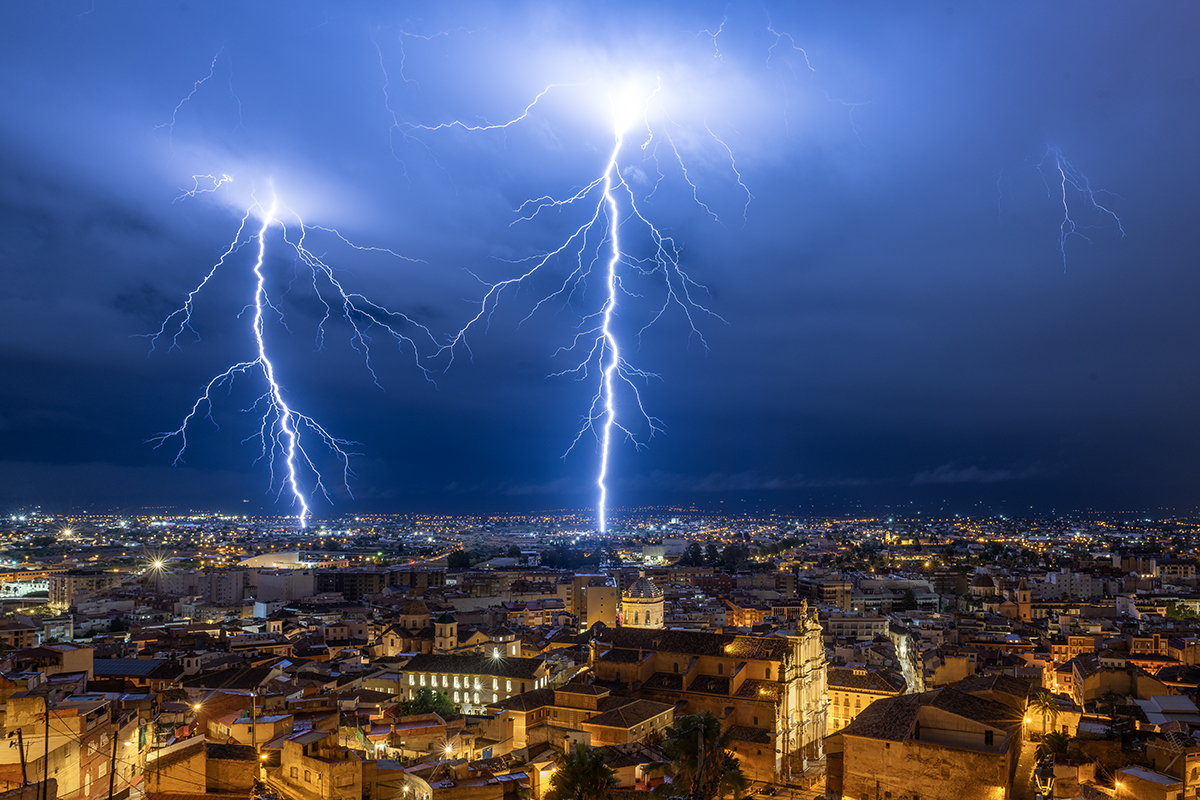 Estos rayos caen sobre la ciudad de Lorca en Murcia aún sin precipitación. Fue una tanda de varios rayos cercanos muy peligrosos pues me encontraba en un sitio elevado con vistas a la ciudad.
