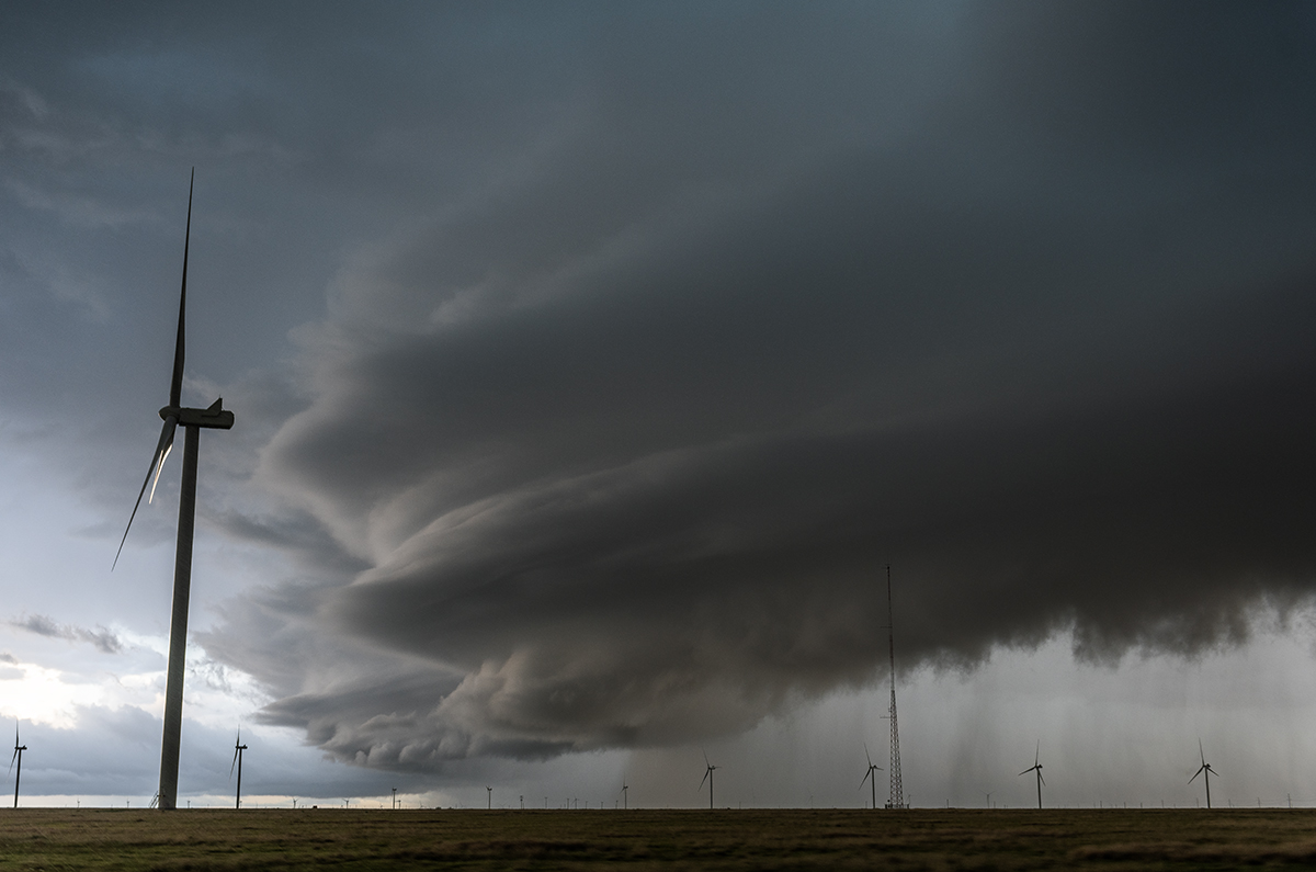 Este día no teníamos muchas esperanzas, de hecho los planes iban siendo diferentes a cazar tormentas pero la aparición de unas primeras tormentas, nos animaron a intentar cazarlas. Una de ellas fue evolucionando e intensificándose para regalarnos, para mí, la mejor estructura de todo el viaje. 
