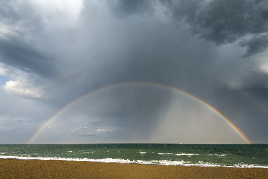 A pie de playa
Espectacular final de una tormenta con la aparición de este increible arco iris doble. El color del mar era hipnotizante 
