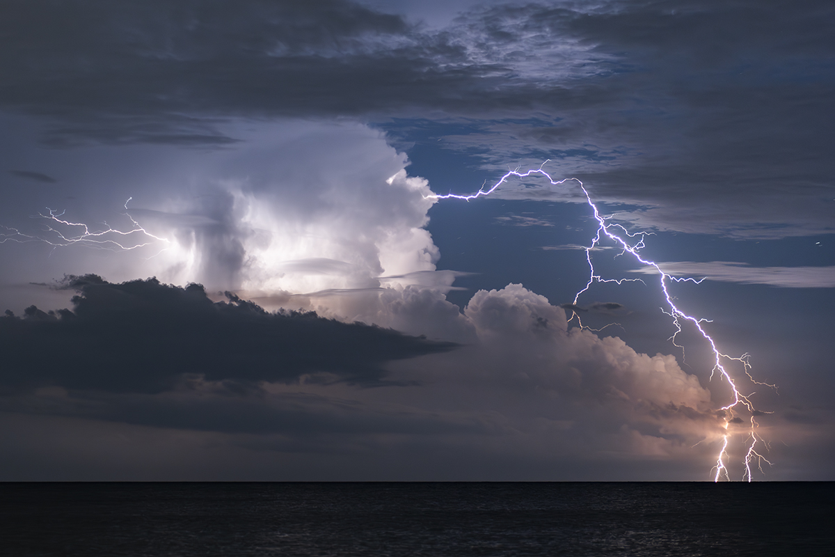 En la costa de Tarragona esta célula de tormenta se formó en el mar y dejó varios rayos impresionantes, destacando este extra-nube colosal. La distancia a la que cae el rayo del núcleo de la tormenta es increible (este tipo de rayos en EEUU se les conoce como "Lightning blue sky" o rayo con cielo azul al caer tan lejos de la tormenta.
