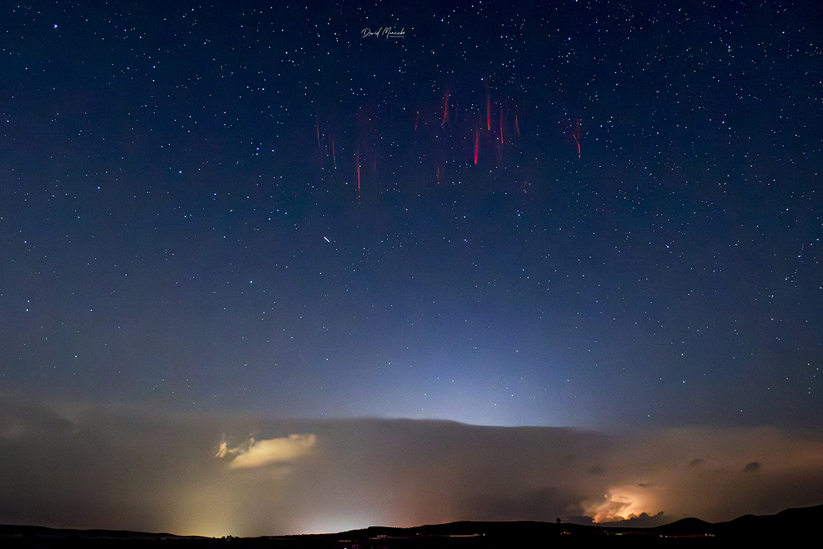 Sprite sobre Huesca (España) el 9 julio 2019
Grata sorpresa al repasar nuevamente la sesión fotográfica de esa noche donde si tenía constancia de un sprite en una de las fotos, pero no de este otro.
La línea de cumulonimbus que se ve en la imagen es más próxima, el sprite ocurrió mas lejano a unos 300-350 km de mi posición
