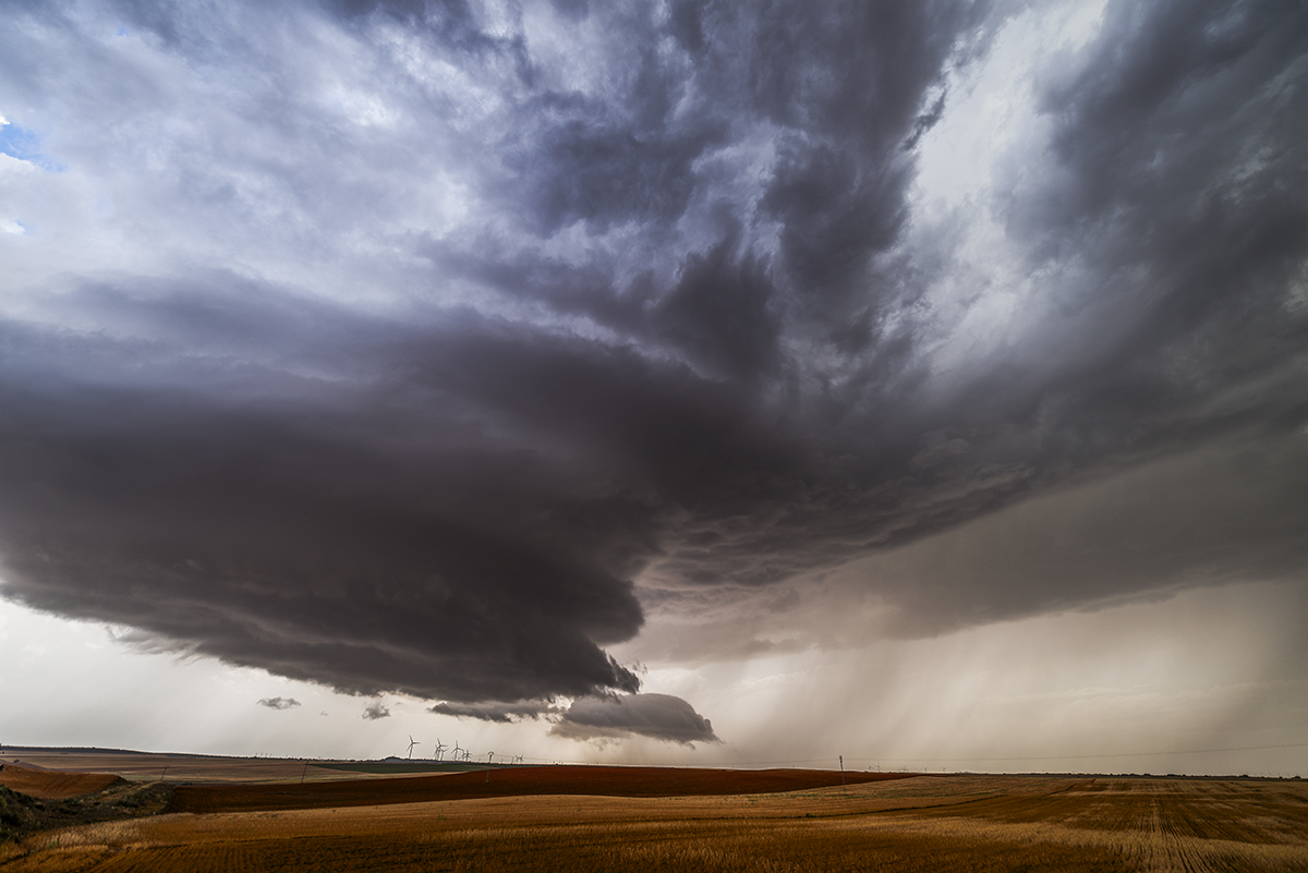 Colosal mesociclón con bandas muy claras de giro cerca de Petrola en Albacete. Este es el resultado de una mesogenesis ciclica con hasta tres mesociclones mudando.
