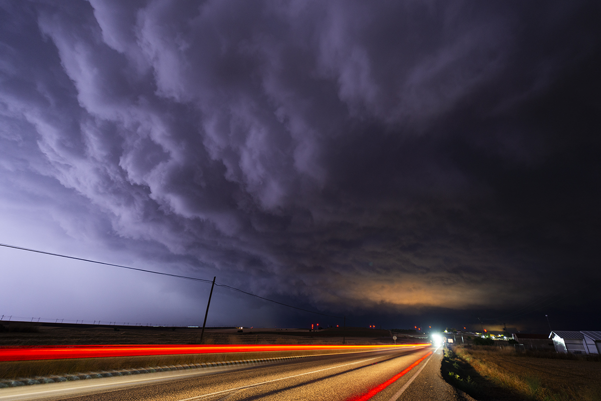 Impresionante aspecto de esta tormenta cerca de Motilla del Palancar (Cuenca) con actividad eléctrica muy destacable
