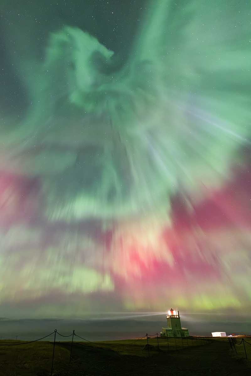 Durante la tormenta geomagnetica del 10 octubre en Islandia, a veces las auroras eran tan impresionantes que parecían hacer resurgir al mismísimo ave fenix

