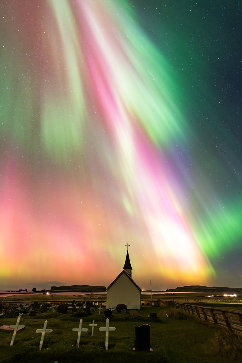 Como si del cielo cayese una autentica paleta de colores. Alucinando nos quedamos con las mejores auroras en años en Islandia. Un color rojizo y amarillo facilmente visible a simple vista
Un autentico regalo divino.
