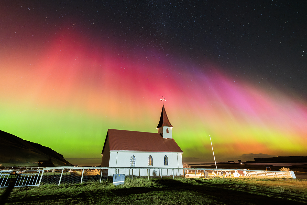 Explosión espectacular durante la madrugada del 10 octubre 2024 en Islandia 
De un momento a otro el cielo se llenó de colores inimaginables. Las auroras mas fuertes en muchísimos años en la zona
