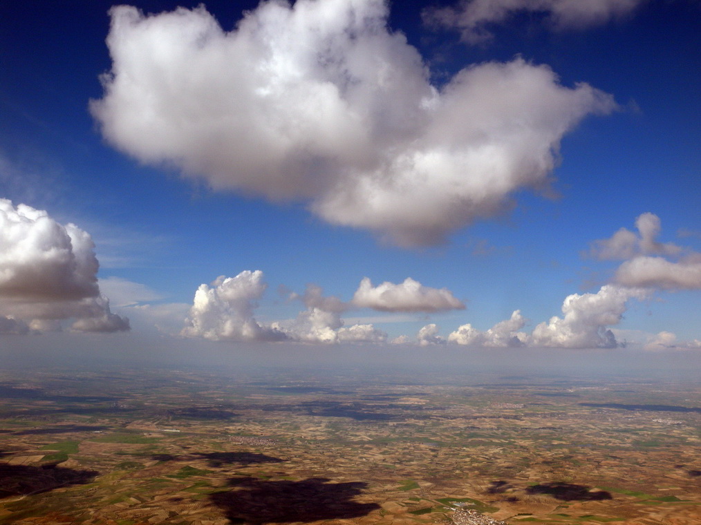 Cumulus mediocris
Un cielo así augurá un largo día de vuelo a vela. Cuando los campos de cúmulos convetivos aparecern de este modo a mediodía, os saltos de nube a nube a la búsqueda de la energía térmica, son particularmente divertidos.
