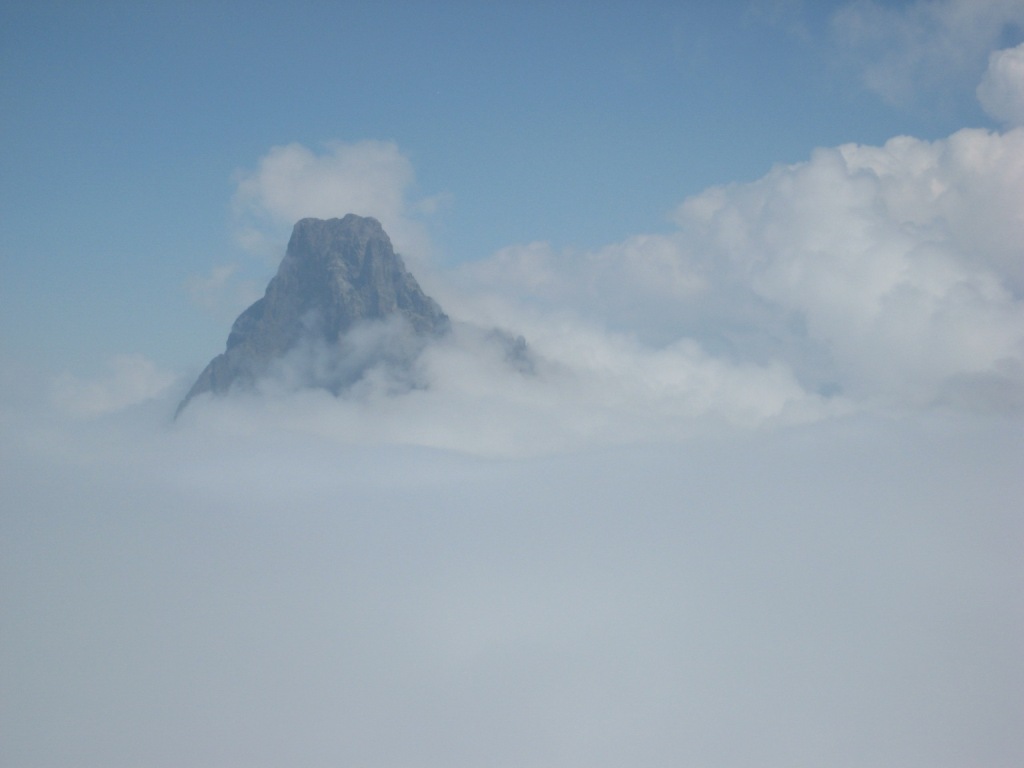 Coloso sobre el mar de nubes
Sus 2.884 m de altura permiten al imponente Midi d'Ossau asomar por encima del mar de nubes.
