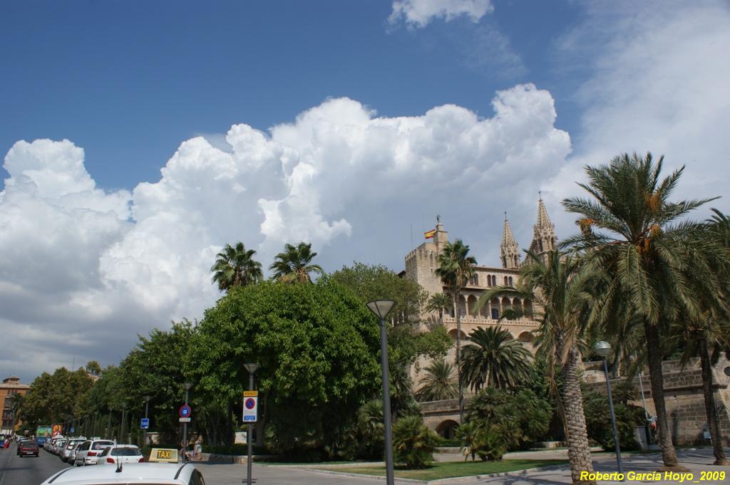 Cumulonimbos sobre la Catedral de Palma de Mallorca
