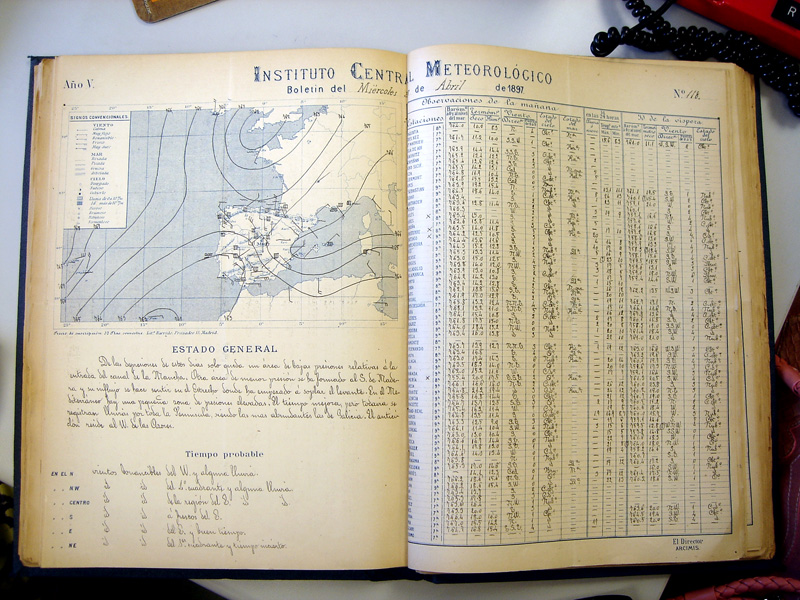 Boletín de 1897
Libro del antiguo Instituto Central Meteorológico (año 1897) en donde se anotaban las observaciones diarias correspondientes. También se pintaba un mapa de isobaras y vientos así como una descripción del estado general y del tiempo probable.
