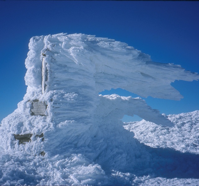 Bandera de nieve en la cima del Moncayo
Después de un episodio de vientos impetuosos helados, la Virgen del Pilar del Moncayo aparecía envuelta en esta  inmaculada "bandera".
