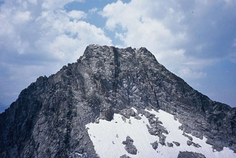 Néouvielle
Néouvielle (3091), nieve vieja en occitano, es una cima granítica de los Pirineos centrales franceses con algún resto de aparato glaciar en su ladera norte. La existencia de nieves perpetuas quizás sea el origen del nombre de la cima. 
