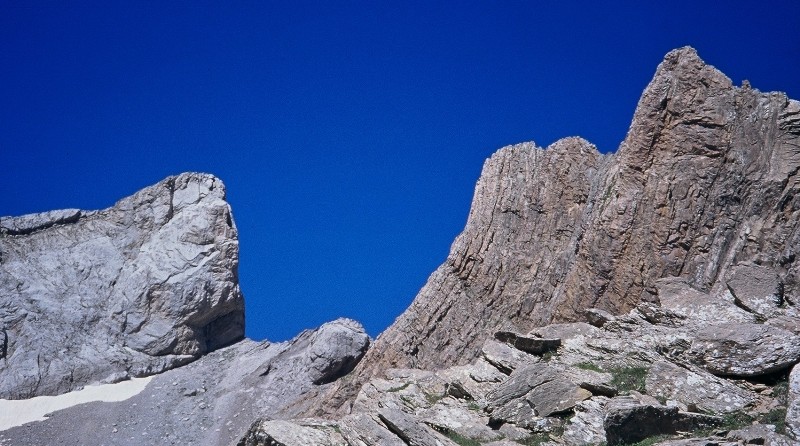 Peña Nevera
Topónimo asociado a una cima, Peña Nevera (2704 m), seguramente bastante frío, en las sierras interiores calcáreas del Prepirineo de Huesca, en el valle de Tena.
