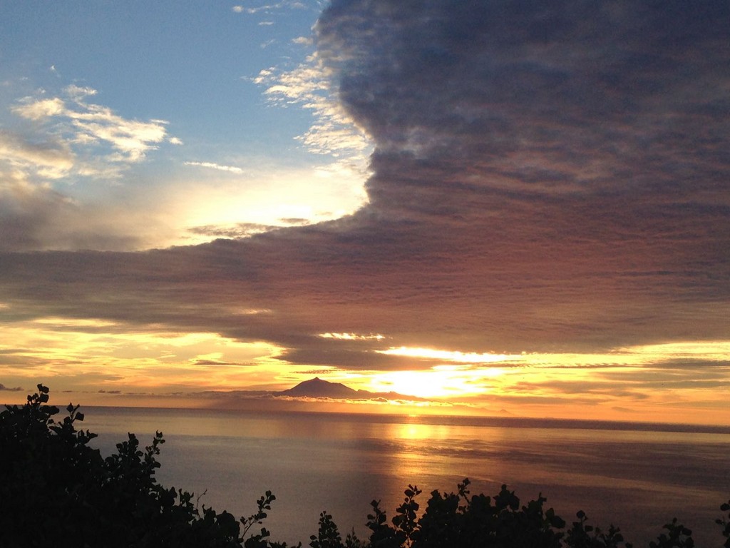 El sueño de Guayota
Al amanecer el monte Teide parece flotar en la lejanía sobre el espejo del mar.
