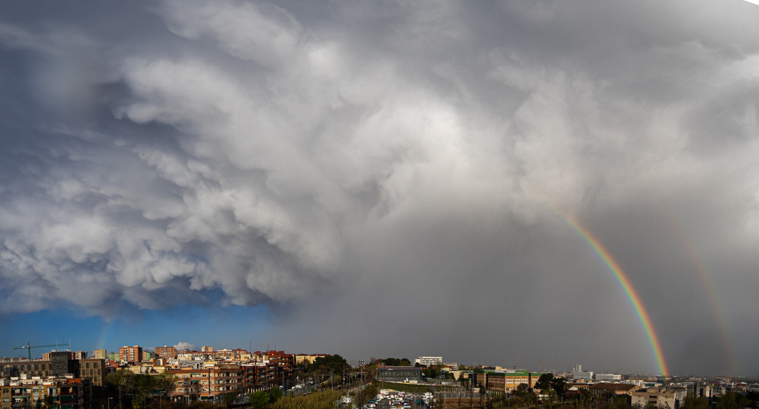 Atlas: Cumulonimbus mamma con arcoíris
Fotografía de una tormenta que, dirigiéndose hacia la costa de Barcelona, entraba en su fase de disipación, con arcoíris y mamma bien visibles, aunque ya sin aparato eléctrico. Aun así, fue una despedida con honor.
