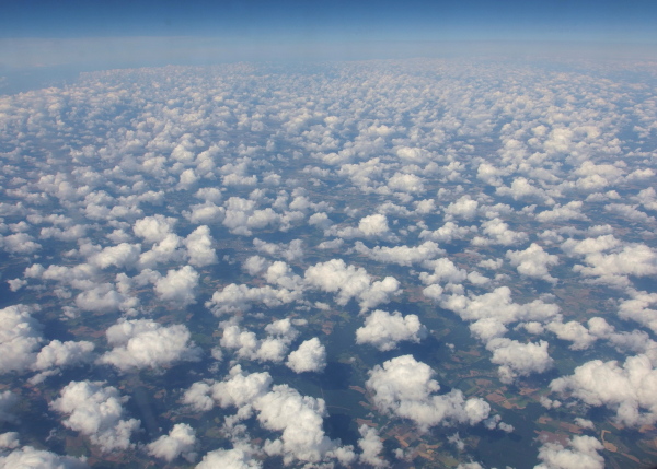 Infinitos
Cumulus fotografiados durante un vuelo Barcelona-Amsterdam. Se pierden en el horizonte. Si no tenéis otra cosa que hacer, os podéis dedicar a contar cuantos hay!.
