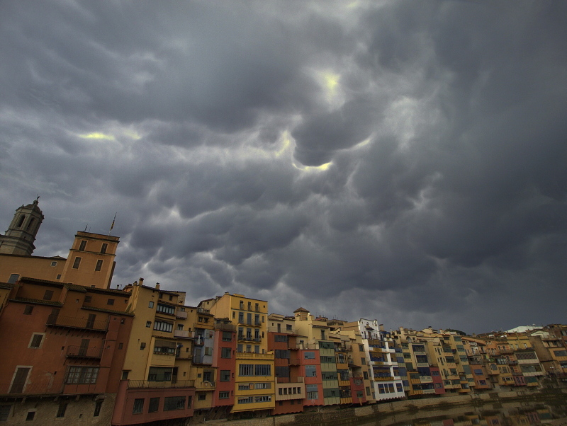 Casas de colores y cielo negro
Sábado por la tarde en Girona, tras una tormenta se formaron estos espectaculares mammatocúmulos que contrastaban con los vivos colores de las casas a orillas del Onyar.
