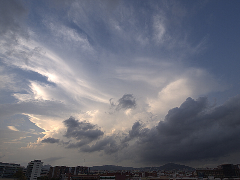 Decadencia
Foto de un cumulonimbus, que dejó fuertes lluvias en la Catalunya central, en fase de disipación. 
