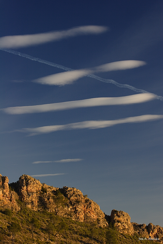 Altocumulus undulatus
"Líneas cruzadas"

Nubes perpendiculares a estela de condensación
