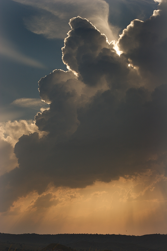 Contraluz convectivo
Observar como la luz intenta atravesar la pared convectiva formada por los cumulonimbo resulta visualmente atractivo. Actividad tormentosa al sur de Albacete.
