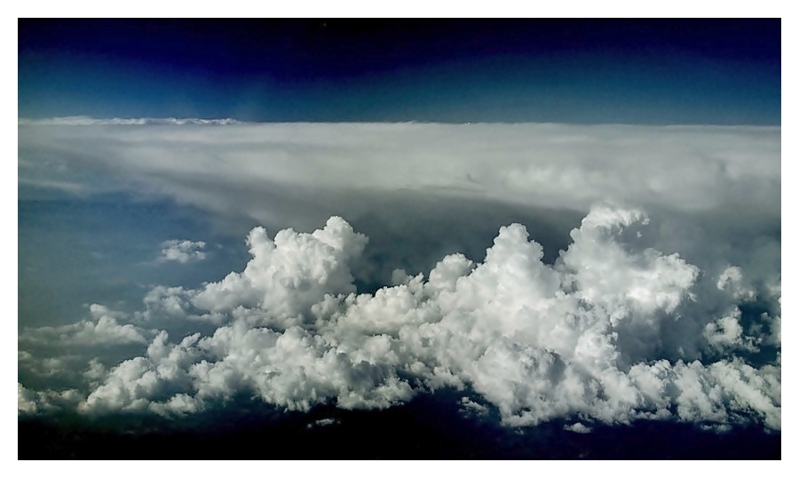 Tormenta, Cumulonimbus y Congestus
Fotografía tomada durante un vuelo entre León y Barcelona a la altura de Burgos
Álbumes del atlas: nubes_desde_aviones