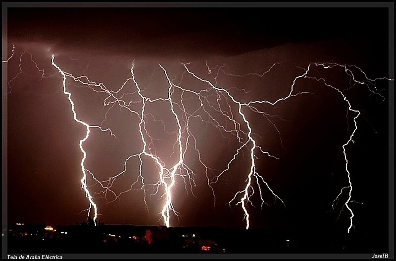 Descargas Eléctricas
Fuerte tormenta al anochecer sobre la ciudad de León
