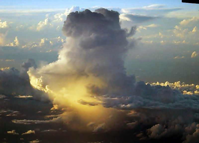 Cumulonimbus Precipitando en el Mar del Caribe
Sobre el Caribe Octubre 2003
