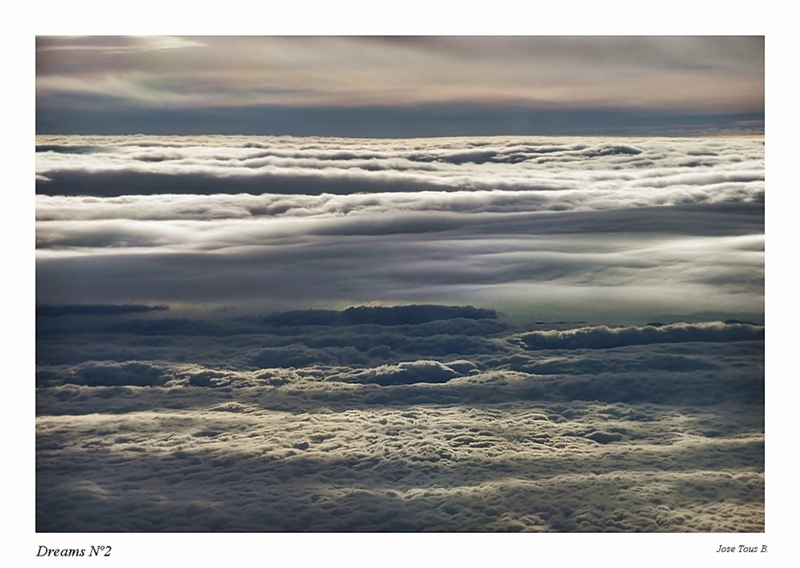 Nubes estratificadas, altas, medias y bajas
Fotografía tomada al amanecer, sobrevolando la Meseta Norte en un vuelo desde León a Barcelona.
La meseta está cubierta de niebla, es decir, de nubes bajas de tipo stratus. Muy por encima de la niebla, pero todavía un poco por debajo de la altura a la que está el avión, se encuentra una capa de altocumulus stratiformis que, por tanto, adoptan desde su posición el aspecto de un "mar de nubes".
Y otra vez muy por encima de la capa de nubes anterior se observa la presencia de nubes altas de tipo cirrus y cirrostratus. 
Álbumes del atlas: nubes_desde_aviones varios_generos_simultaneamente