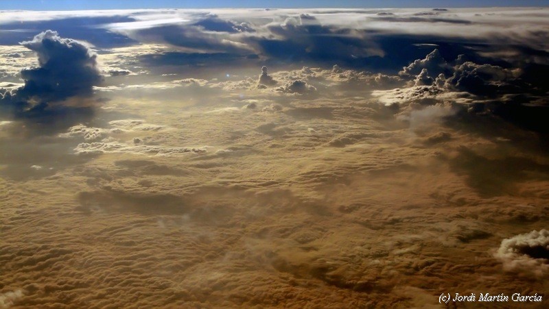 Caos convectivo
Álbumes del atlas: varios_generos_simultaneamente nubes_desde_aviones cumulonimbus mar_de_nubes