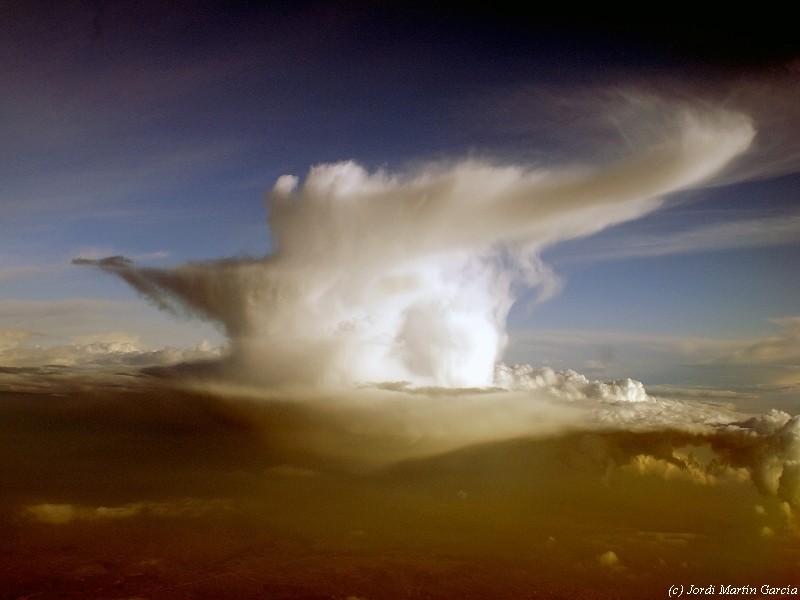 Incus doble
Cumulonimbo debajo del cual bien pudimos comprobar que la inestabilidad era terrible (la foto está tomada durante una aproximación a Madrid).
Álbumes del atlas: nubes_desde_aviones