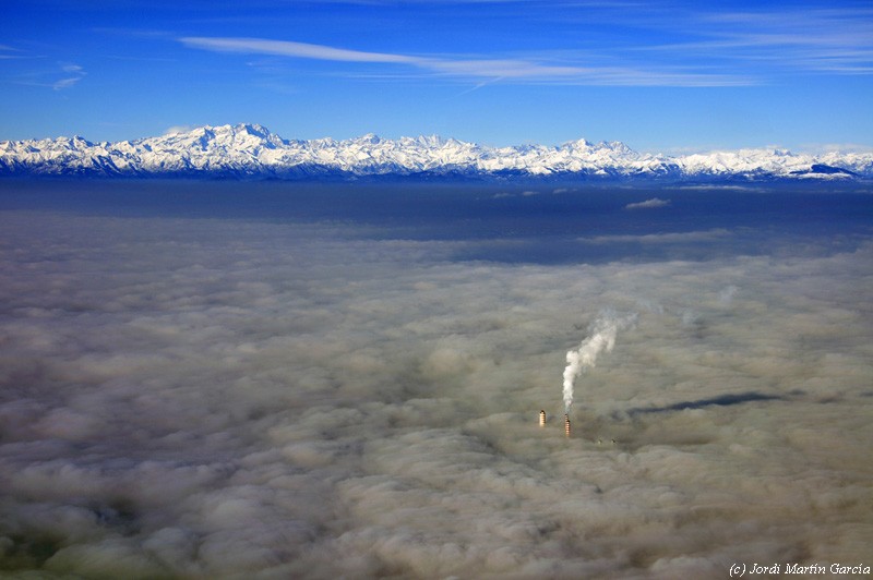 Por encima de la  inversión
Milán y su refinería nos indican la altura de las nubes y de los Alpes.
Álbumes del atlas: nubes_desde_aviones