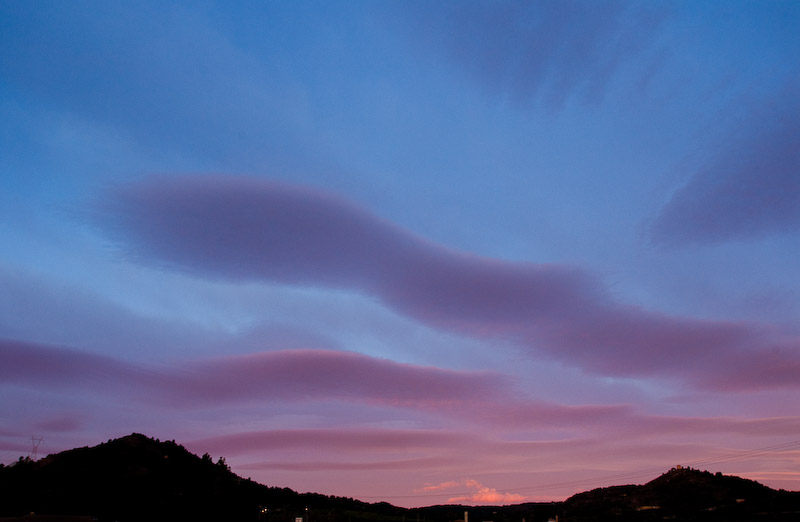   Lo que trae el viento
Nubes iluminadas por los primeros rayos del sol naciente al lado contrario junto al mar Mediterraneo
Álbumes del atlas: lenticularis