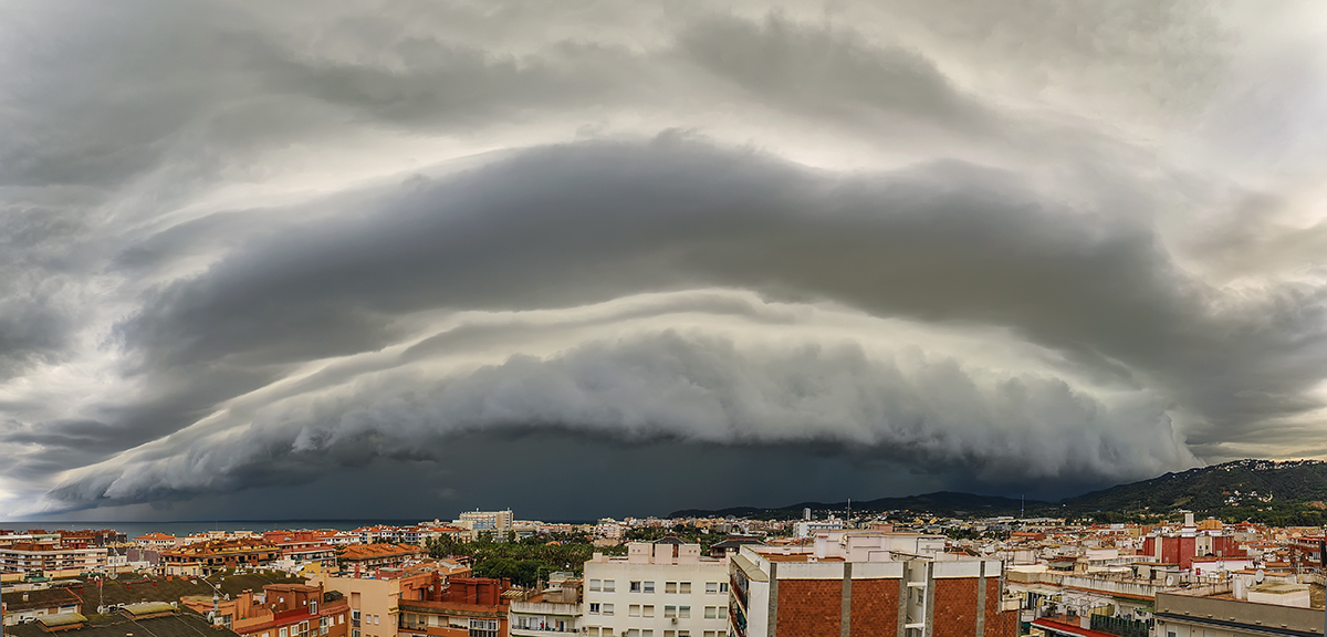 Desde la terraza del edificio vi como empezó a formarse y a acercarse poco a poco la tormenta con este espectacular arcus como avanzadilla y que pude cazar por completo en su momento álgido. Y que finalmente, pasó por encima descargando un chubasco.

