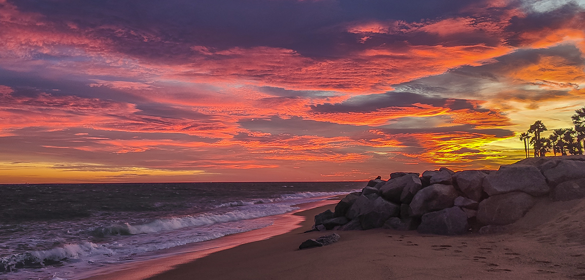 Arrebol o también denominado candilazo. Fue una espectacular puesta de Sol con unos colores rojizos intensos que cubrían las bases de las nubes y que llegaron hasta reflejarse en la superficie del agua del mar en la playa de Pineda de Mar.
