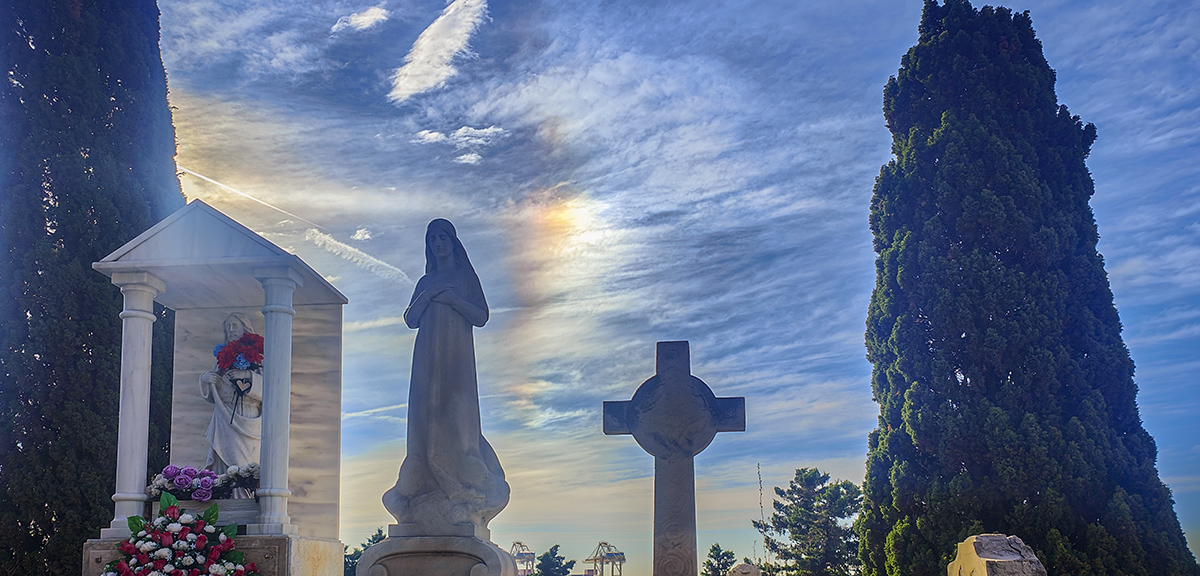 Desde el cementerio de Montjuic de Barcelona, tuve la oportunidad de ver este parhelio solar. No fue muy complicado buscarle un encuadre apropiado en este lugar sacro y darle un aire religioso. 
