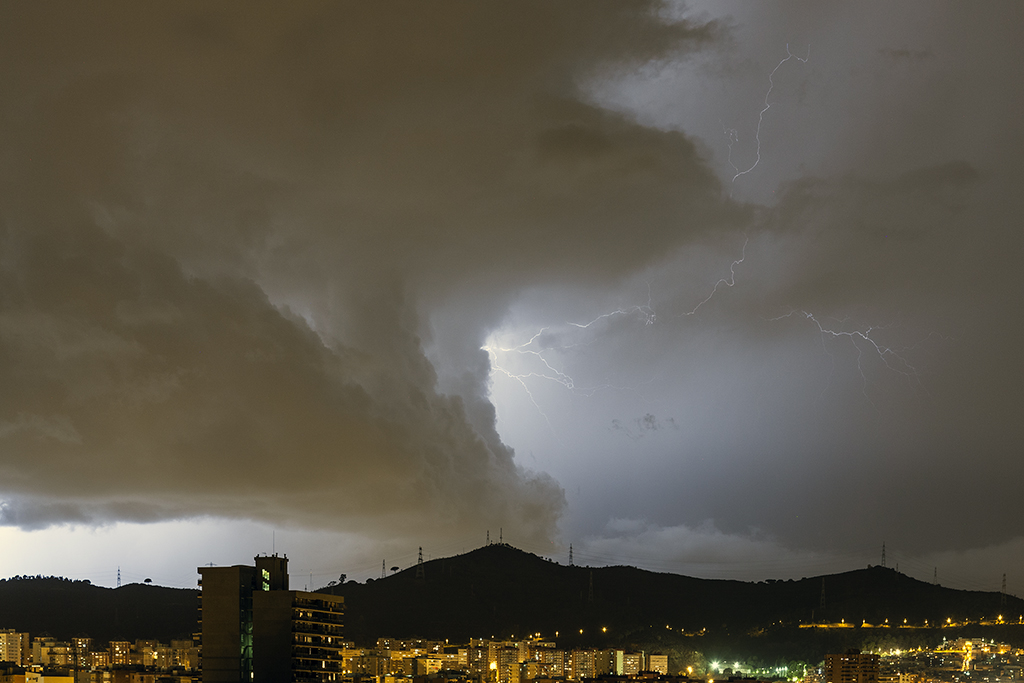 Tormenta nocturna
En esta tormenta que pasó cerca de la ciudad de Barcelona se puede apreciar el cumulonimbus y rayos saliendo hacia el exterior de la nube.
