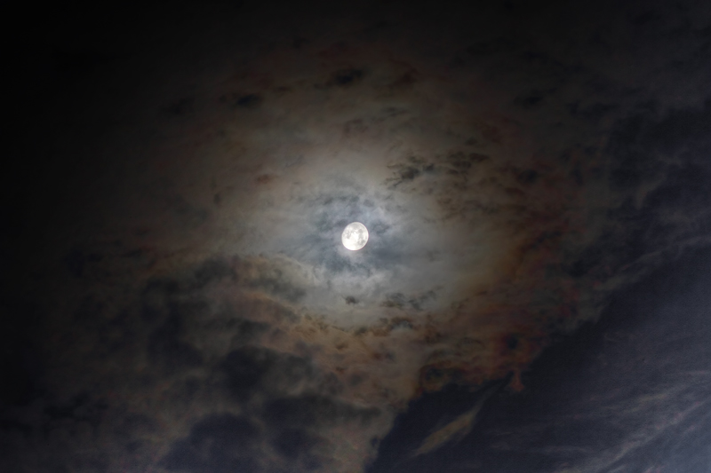 IRISACION LUNAR
Los colores producidos por las nubes delgadas y altas al incidir la luz lunar sobre los cristales de hielo que las forman.
Álbumes del atlas: irisaciones ZCAGO12