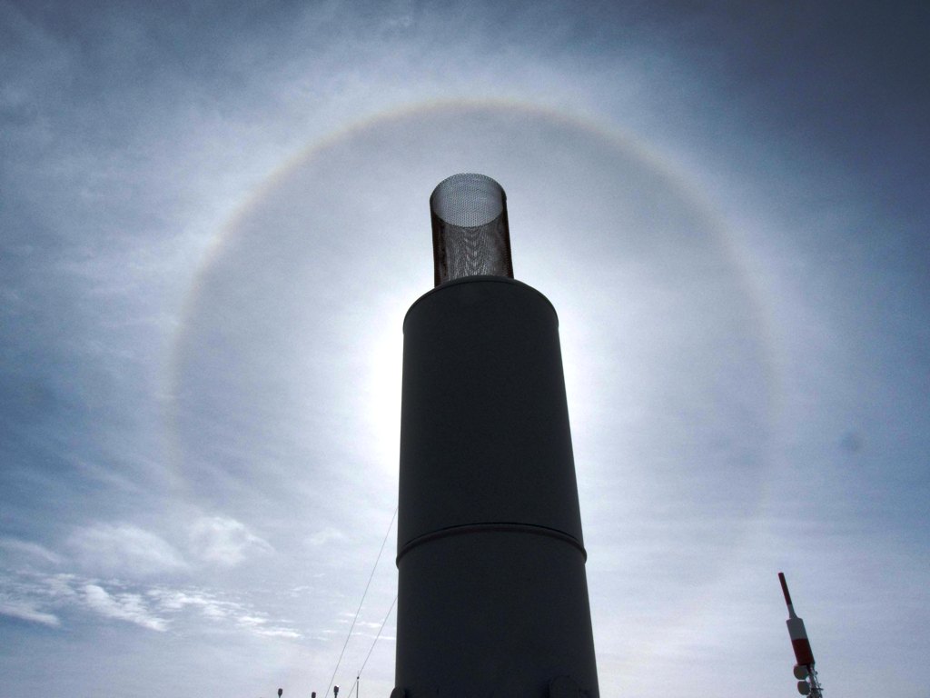 Pluviómetro para niebla y halo
Halo solar observado en el Observatorio Atmosférico de Izaña. El aparato en primer plano es un pluviómetro especialmente diseñado para la captación del agua de la niebla.
Álbumes del atlas: halo_de_22º
