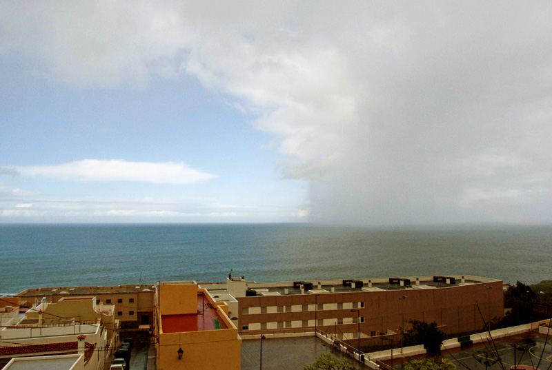 Precipitación sobre el Atlántico
La jornada del 7 de diciembre del 2010 fue bastante inestable en el Norte de Tenerife, y desde las zonas altas del municipio de Garachico se podían observar hacia el Norte y Noreste cortinas de precipitación como la de la fotografía.
