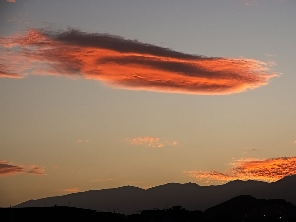 Candilazo lenticular
Nube lenticular sobre Santa Cruz de Tenerife en un atardecer de diciembre. Los rayos del sol, ya oculto en el horizonte, iluminan la base de la nube desde abajo dándole ese espectacular tono rojizo.
Álbumes del atlas: ZFI16 lenticularis