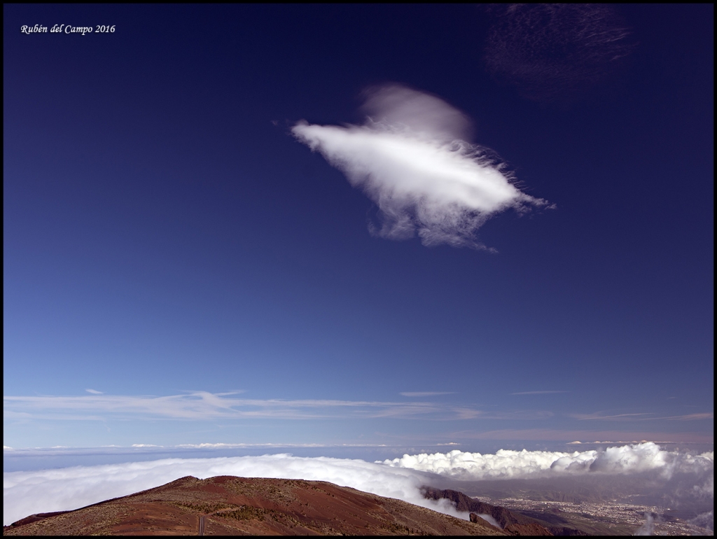 La nube pluma
Una nube difícil de clasificar; probablemente se trate de un Altocumulus virga, pero prefiero llamarla "la nube pluma"
Álbumes del atlas: nubes_que_se_parecen_a_objetos