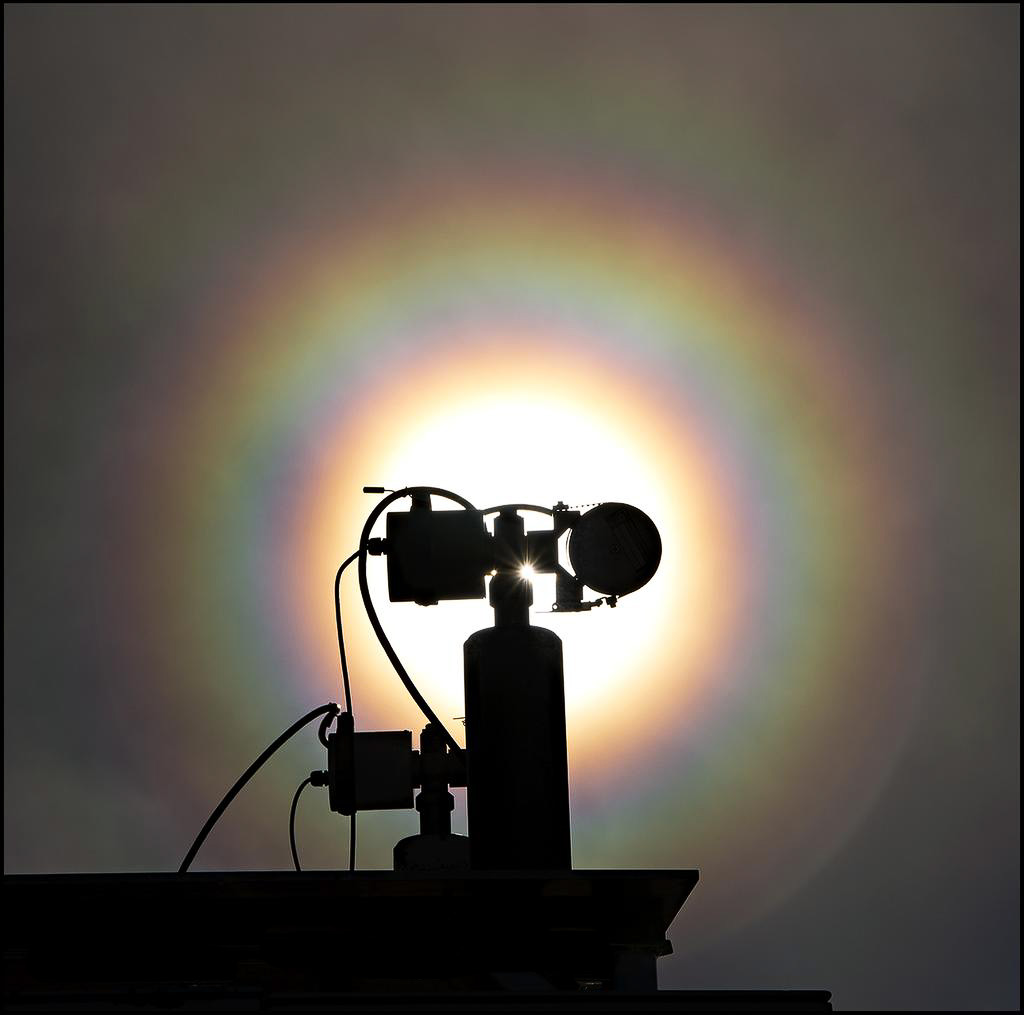 Corona solar
Bonita corona solar formada en una fina capa de estratos una mañana de mediados de septiembre. Como testigo, uno de los radiómetros instalados en la terraza del Observatorio de Izaña.
